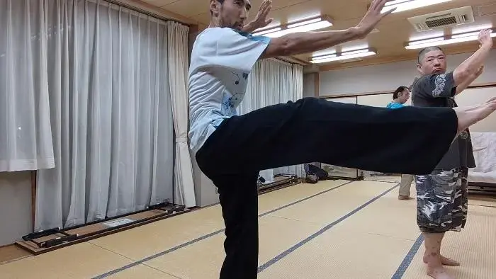 蹴りの練習をしている男性