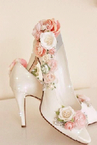 We offer tailor made accessories to complement your perfect wedding dress