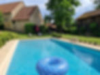Pool mit blauem Salz-Wasser im Garten