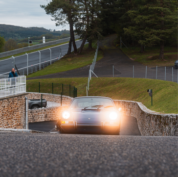 Porsche classique dans les paddocks du circuit du Mas du Clos