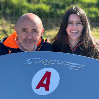 Participant entre père et fille devant leur Porsche Boxster S