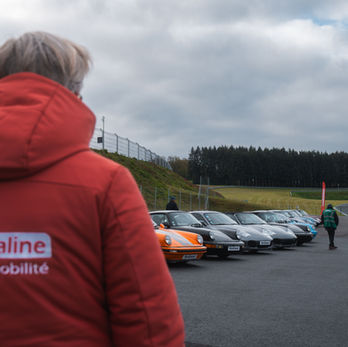 Plusieurs Porsche classique dans les paddocks du circuit du Mas du Clos