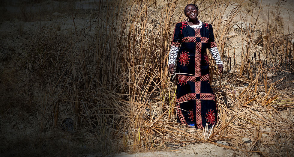 Patientin vor ihrem Haus