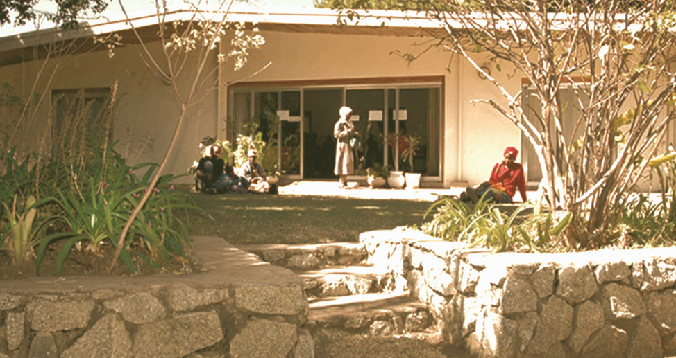 Personnel devant la nouvelle clinique.
...