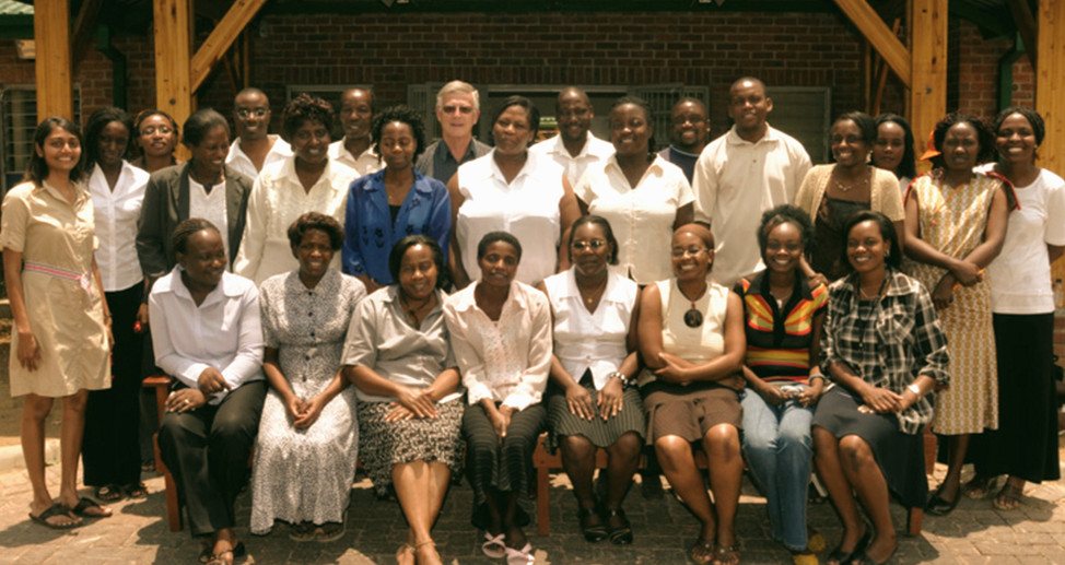 Photo de groupe de tous les employés devant la nouvelle clinique.
...