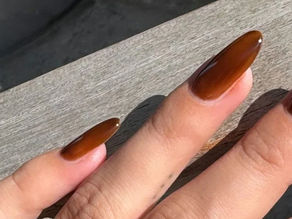 Maple Syrup Nails: Το νέο hot φθινοπωρινό nail trend που πρέπει να δοκιμάσεις!