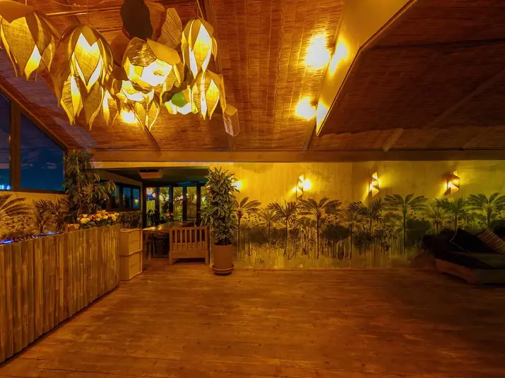 Roofloor evening ambiance at Kabana Marrakech with warm lighting and bamboo décor.