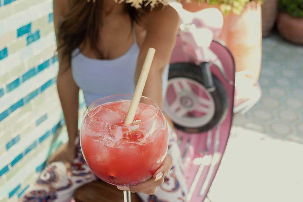 Un cocktail maison signature présenté dans l'un des bars du groupe Amazoz.