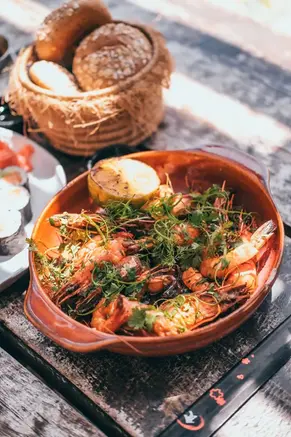 Crevettes grillées servies avec des herbes et du citron grillé au Kabana Marrakech