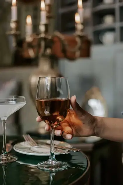 Gros plan d'un verre à vin et d'un cocktail servis à la Villa Aaron, mettant en valeur le service de table raffiné à Marrakech