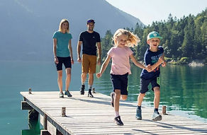 Familienurlaub am Achensee, Wanderung mit Familien im Achensee Urlaub - unweit unseres Appartementhaus und Ferienwohnung Sommerliche Blumenwiese am Achensee, nur wenige Schritte von den Alpenland Ferienwohnungen entfernt.