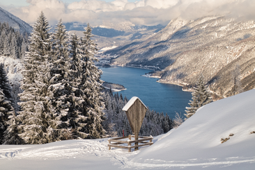 Winterwandern durch die verschneite Landschaft rund um Pertisau – Alpenland Ferienwohnungen in Toplage