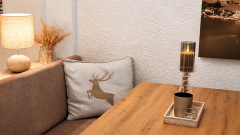 Hirschpolster am Sofa mit Tiroler Atmosphäre bei Appartements Michelis Alpenland - Achensee