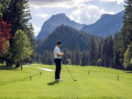 Golfplatz in Pertisau am Achensee mit gepflegten Fairways und beeindruckender Bergkulisse des Karwendelgebirges in Tirol.