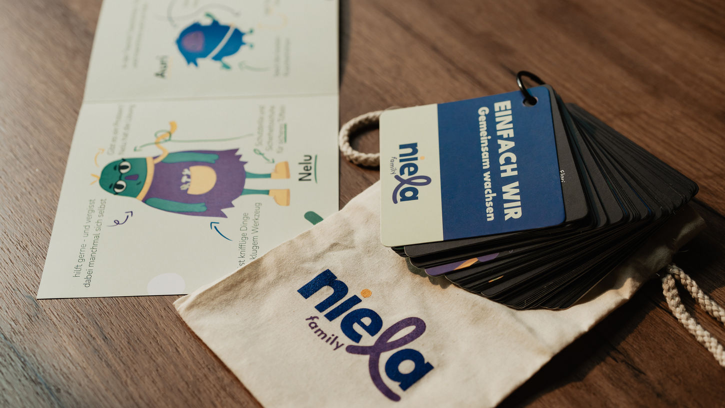 Niela Family, Produkt mit Zeichnungen, Texten, und Beutel, einfach wir; Start Niela family.