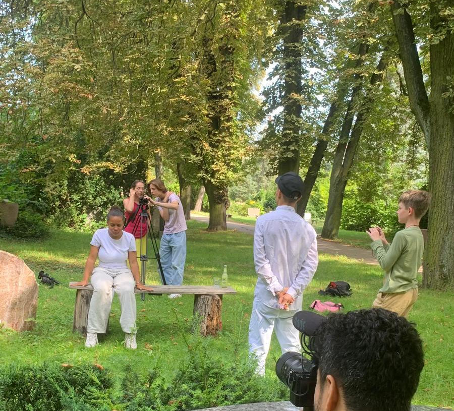 Fotografiert eine Gruppe von Menschen im Park. Sie posieren für Fotos, Kiezbegegnung.