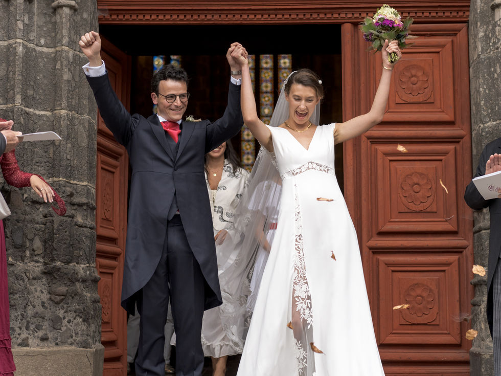 Sortie d'église explosive pour ce couple qui laisse éclater sa joie !