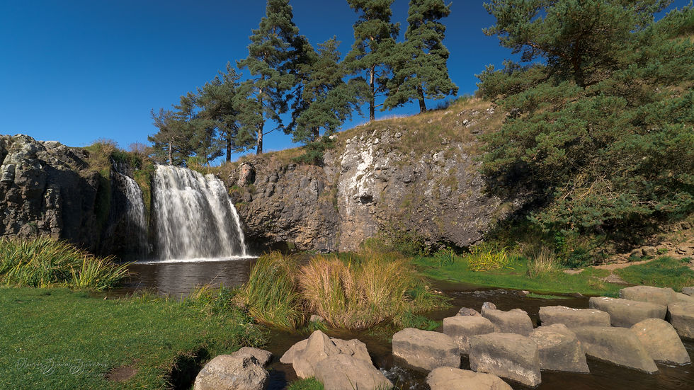 Une cascade au milieu des prés du Cézallier, marqueur d'Allanche, dans le Cantal, en Auvergne