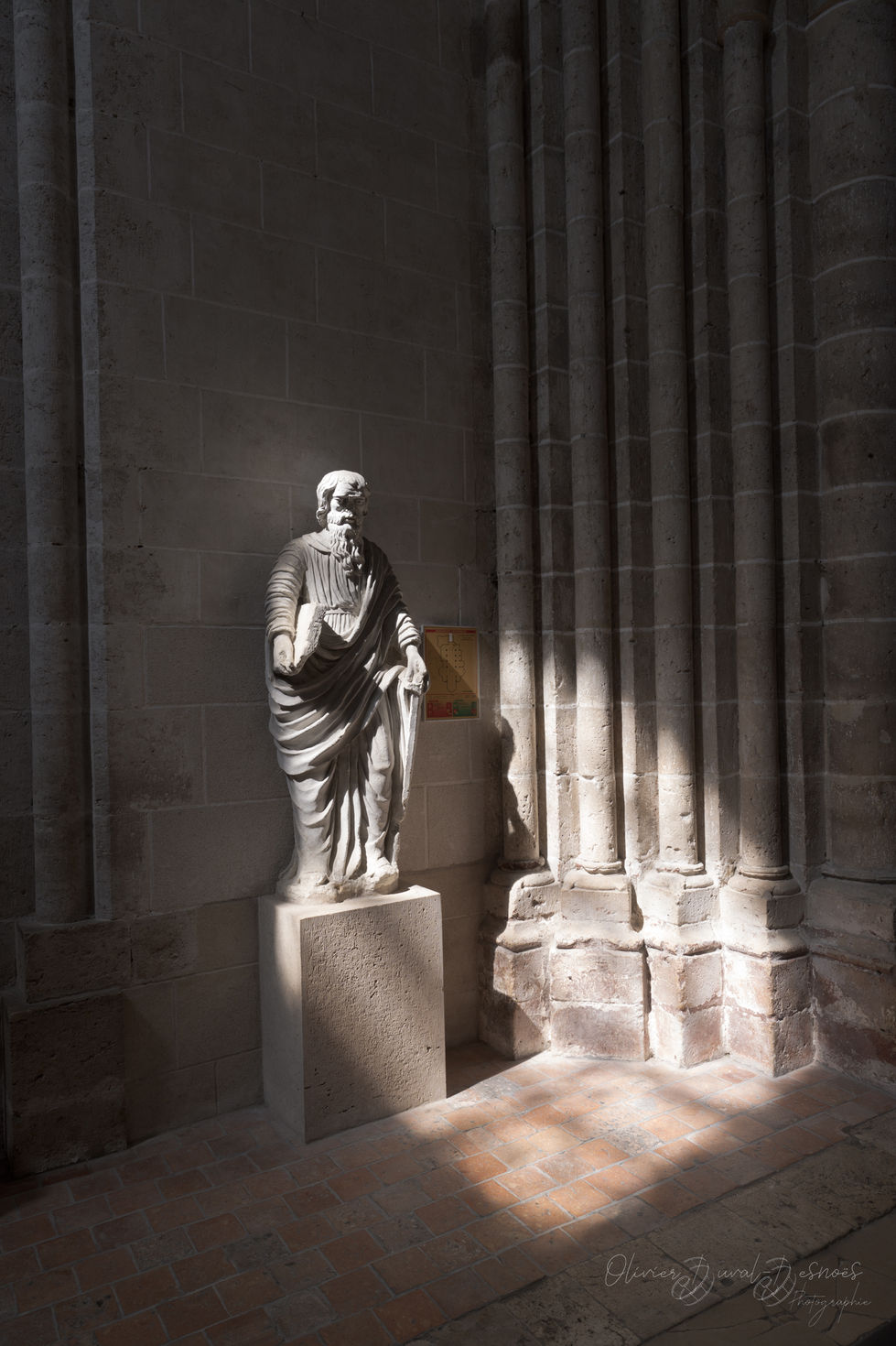 Aura lumineuse sur une statue de saint dans l'église.