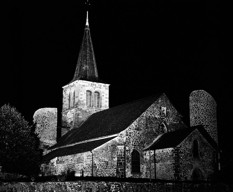 Allanche by night : l'église fortifiée ; photo argentique noir et blanc