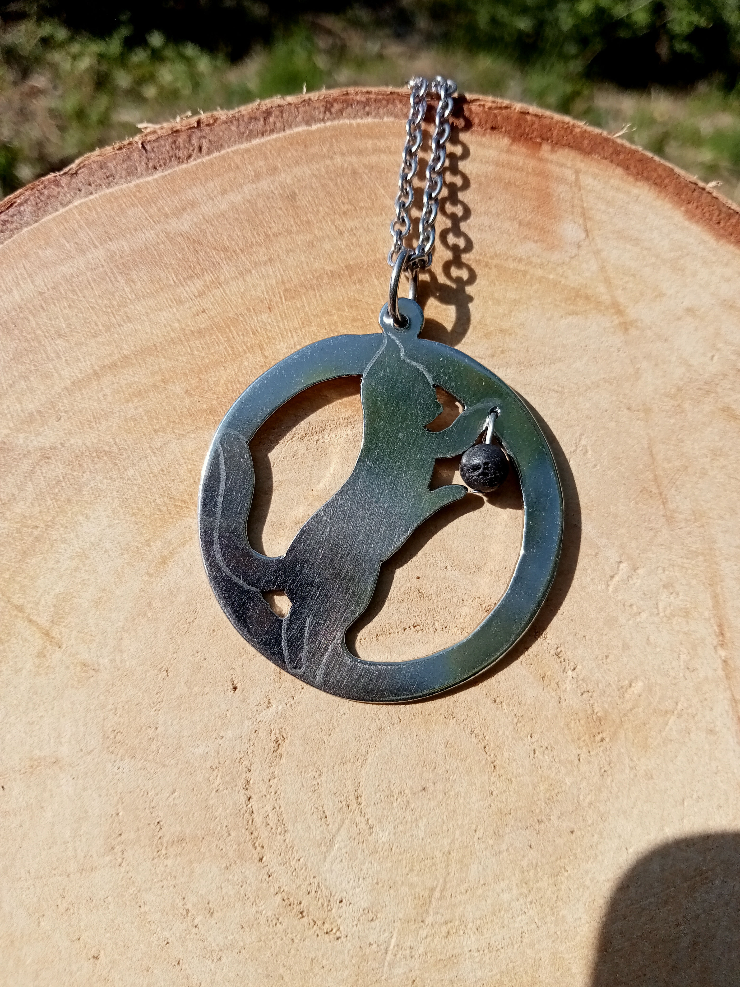 Pendentif chat joueur en inox et lave