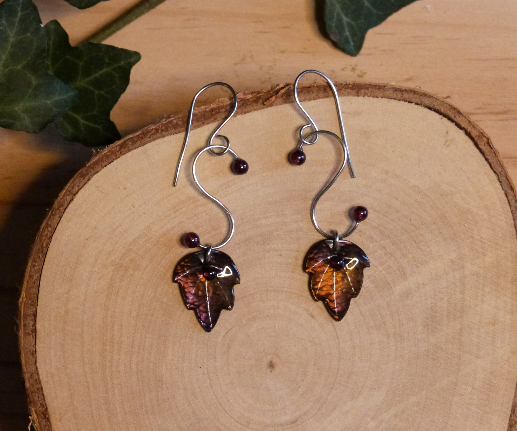 Boucles feuilles de vigne et volutes avec grenats