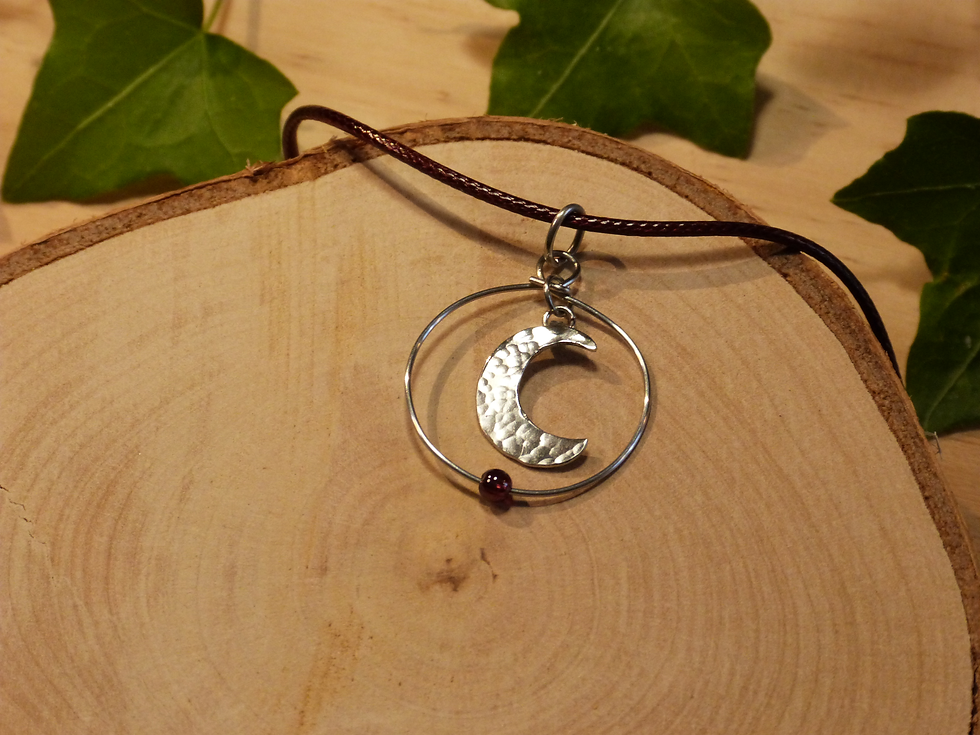 Pendentif lune et grenat