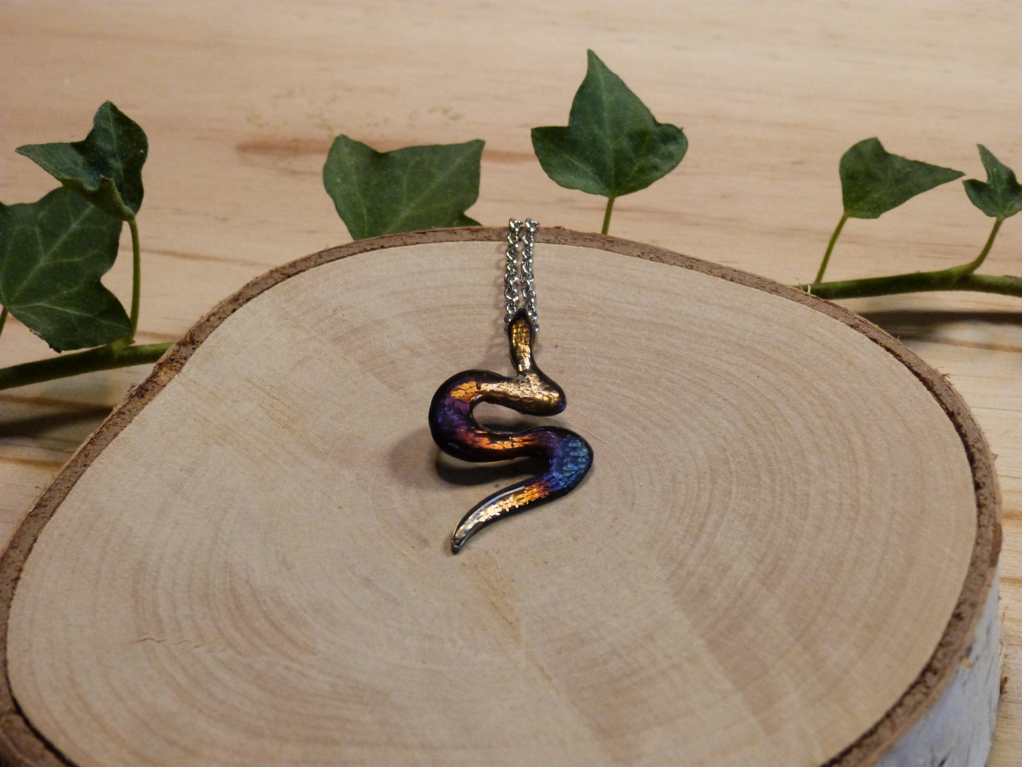 Pendentif serpent multicolore en acier bleui