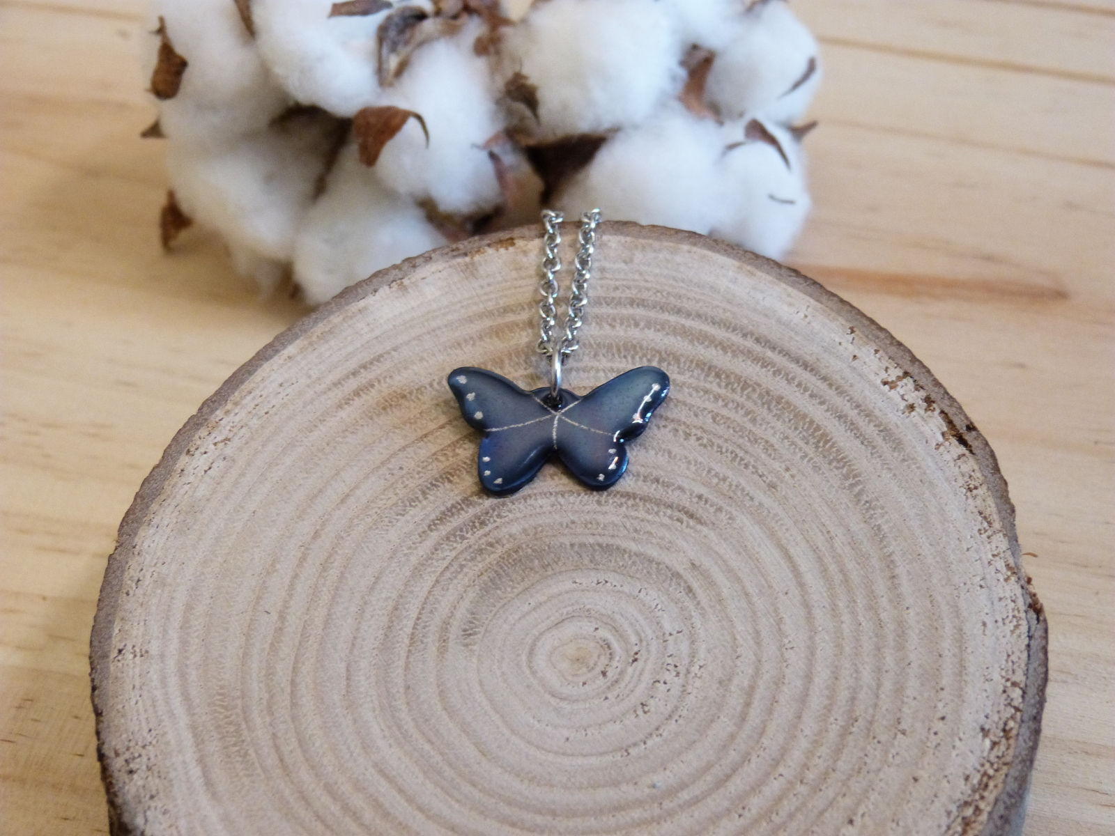 Pendentif papillon bleu en acier bleui