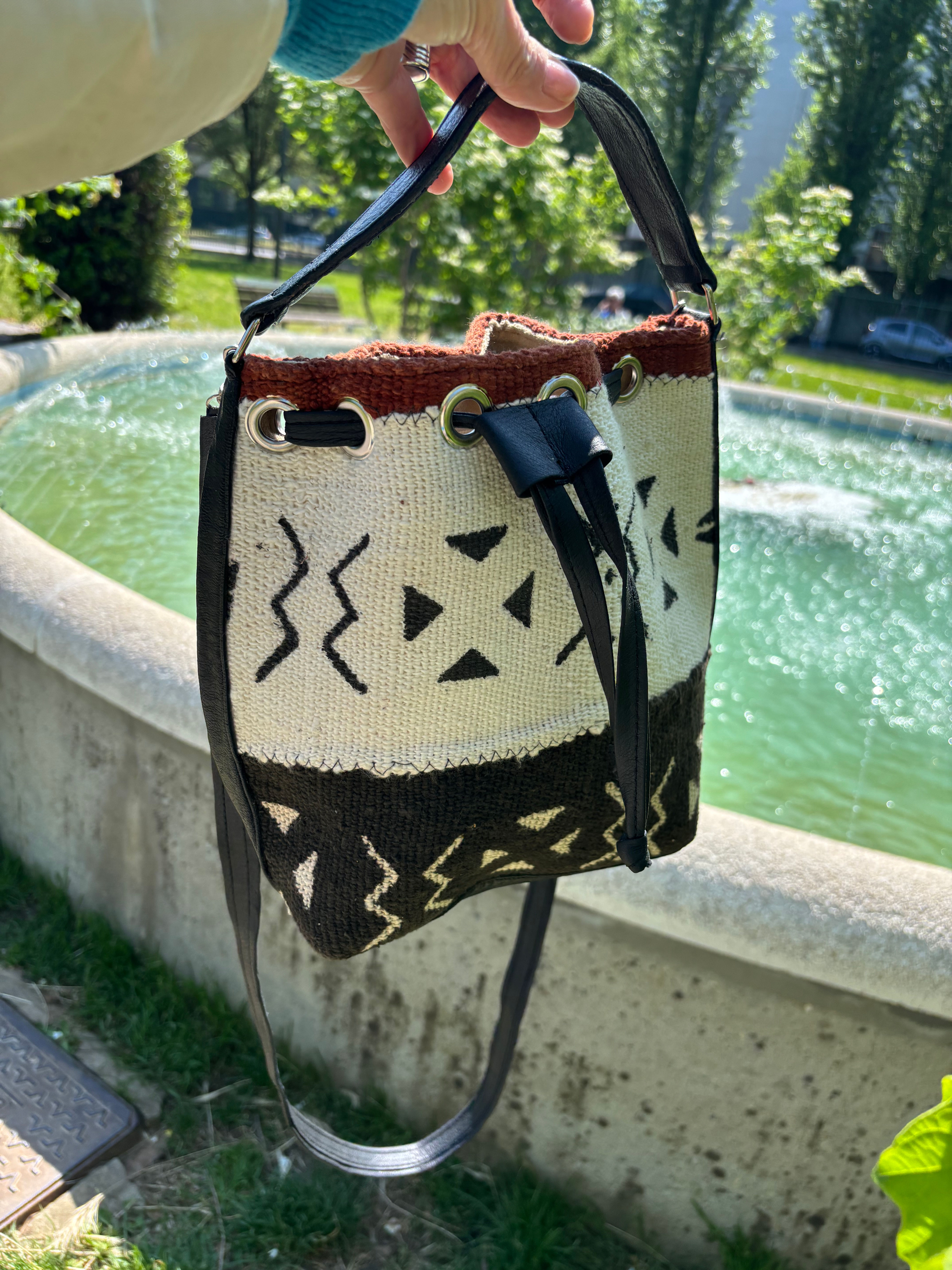 Borsa Bogolan a tracolla