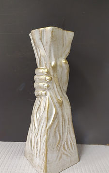 jarra c mao_edited.jpg