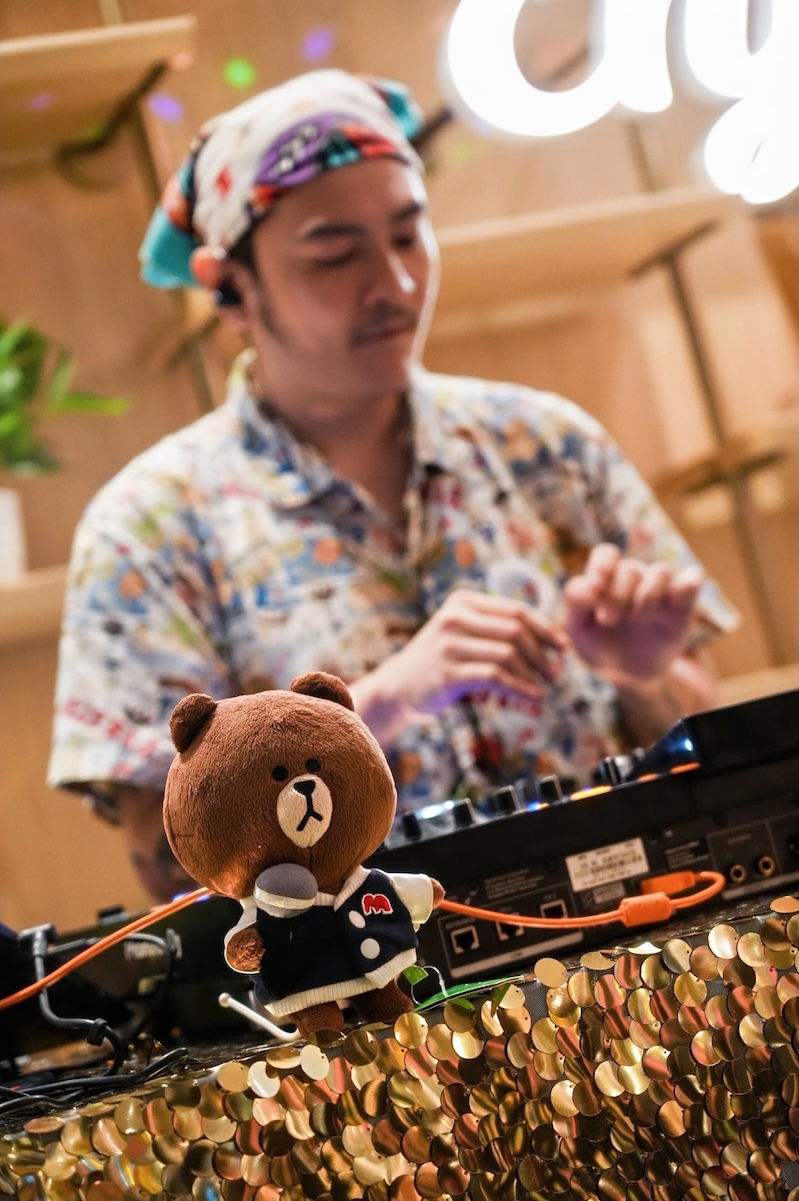 現場DJ 帶來活力十足的音樂表演,燃爆現場氣氛