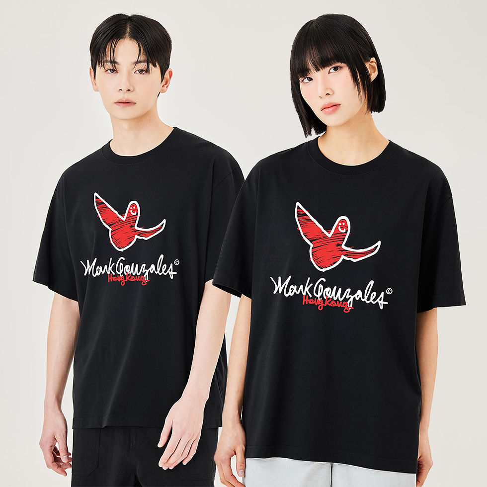 Mark Gonzales香港限定男女同款蠟筆塗鴉天使圖案短袖T恤,以Angel 圖案帶出趣味十足感覺,簡單搭配牛仔短褲或裙款,盡情展現玩味街頭風格,成為眾人矚目的焦點。原價: HK$440,4件7折優惠後 HK$308。