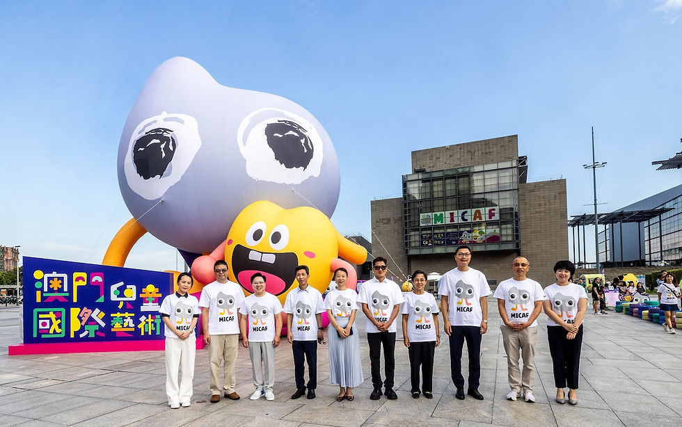 一眾嘉賓在文化中心廣場參與「第二屆澳門國際兒童藝術節」開幕儀式