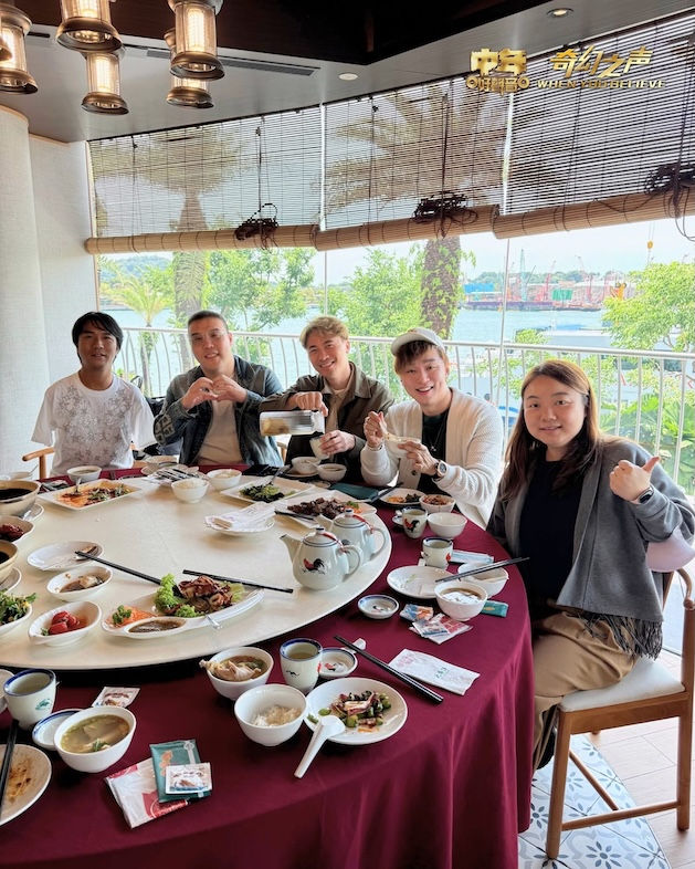 一班《中年好聲音》家族演出前一同享受新加坡美食