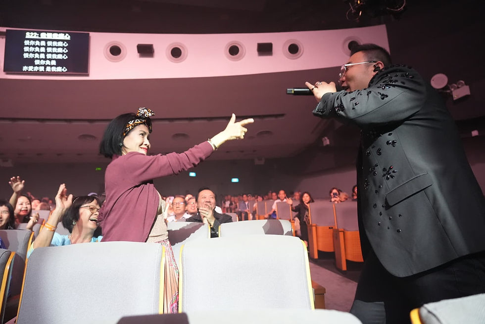 「重炮手」劉洋興奮衝下台,與粉絲近距離互動