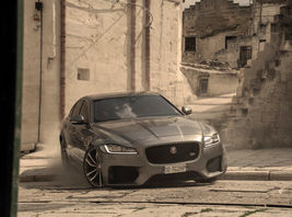 007 慈善拍賣RANGE ROVER與JAGUAR