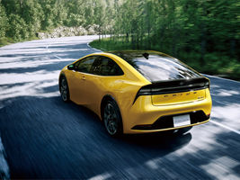 Toyota 在日本推出全新 Prius PHEV