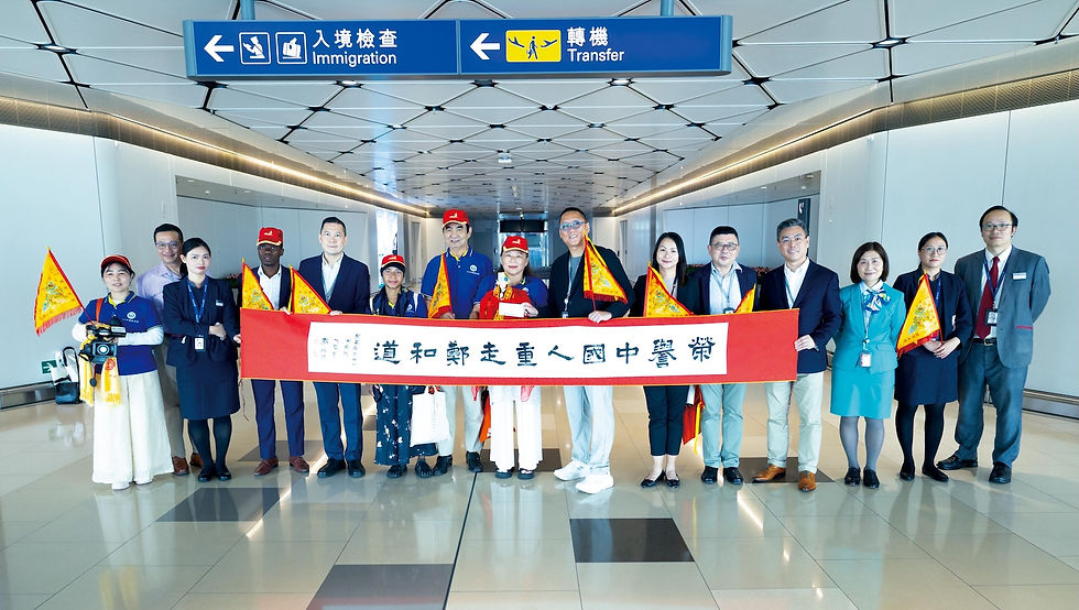 代表團由鄭和第十九代後人、南京鄭和研究會首席專家鄭自海(左七)及肯尼亞鄭和寶船船隊後裔、東部非洲中國總商會暨東部非洲中國和平統一促進會副主席夏瑞馥博士(Dr Mwamaka Sharifu Lali)(左六)親自率領。代表團獲大灣區航空企業傳訊及航空服務副營運總裁簡浩賢(左五)及管理層代表熱烈歡迎。