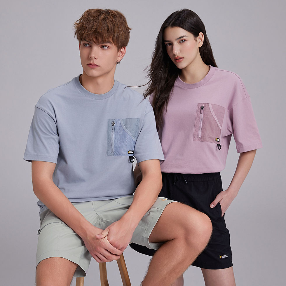 National Geographic Apparel 胸口袋短袖Tee 情侶兩件套裝亦是另一人氣之選,短袖Tee拉鏈胸口袋設計,添加網布材質,穿著時更涼快,易襯之選。男女同款,可以用作情侶裝配搭,原價HK$1,120,套裝價只需HK$699就可入手一套,優惠低至69折。