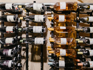 Vinos tintos y blancos en una bodega
