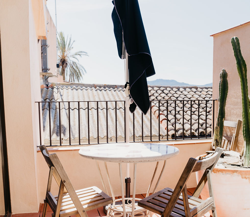 Sillas en una terraza en el apartamento Pinyeres de Camins del Priorat en El Masroig