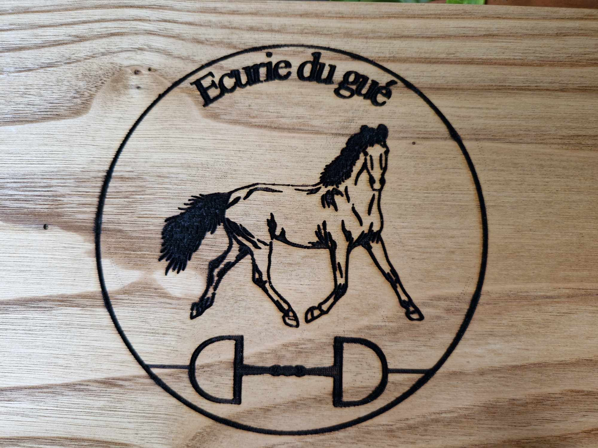 Planche à découper bois logo gravé Ecurie du Gué