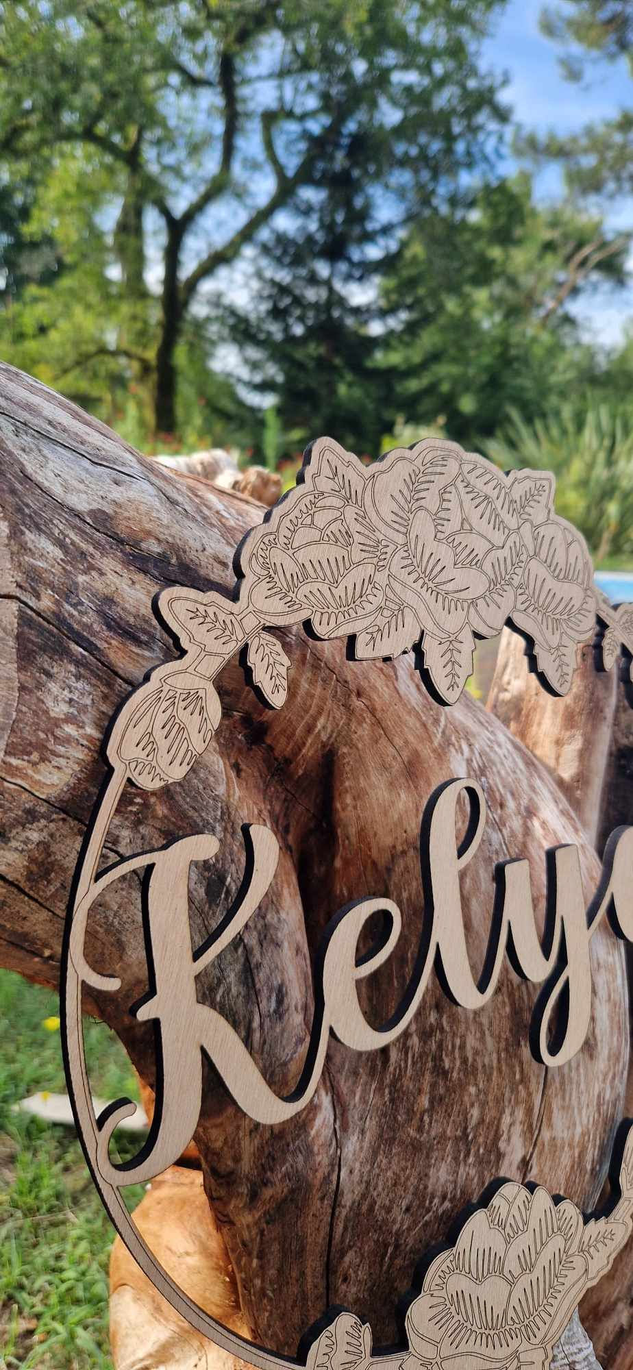 Miniature : Couronne fleurie en bois décorative avec prénom