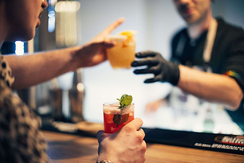 cocktailuri, cafea, brunch si arta la cafe del mars