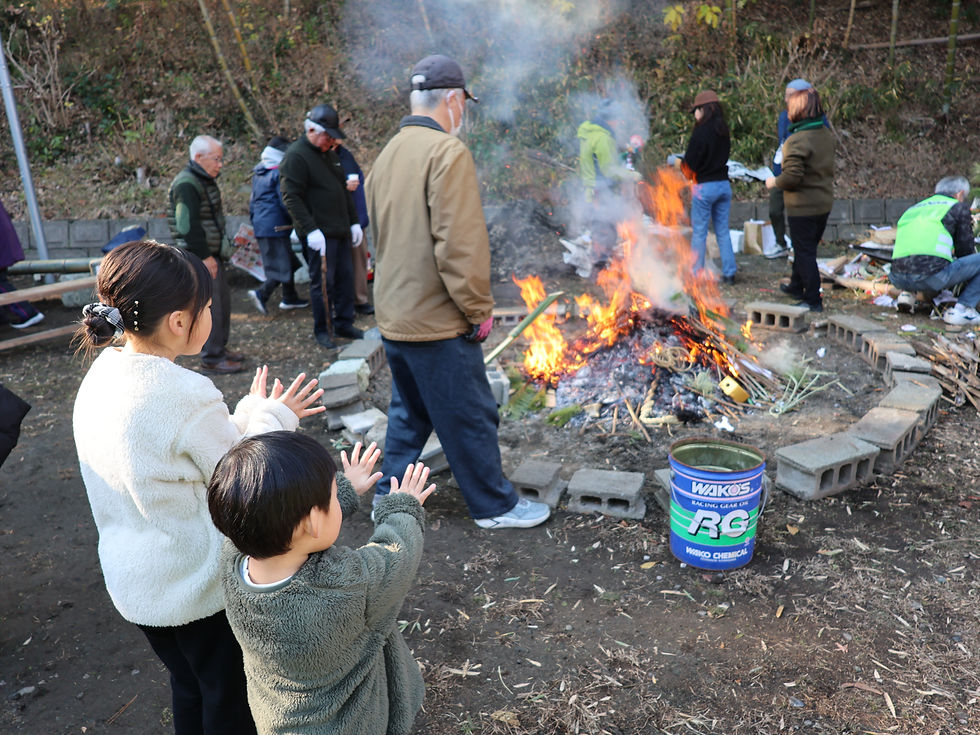 焚火はあったかいね~。焼き芋、まだかな？