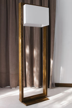 Lámpara de pie madera moderna