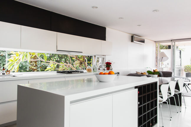 Cocina moderna madera y blanca con isla