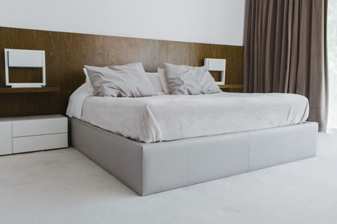 dormitorio principal cama dos plazas mesas de noche lamparas veladores
