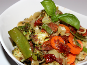 Spinatpasta mit gedünstetem Gemüse